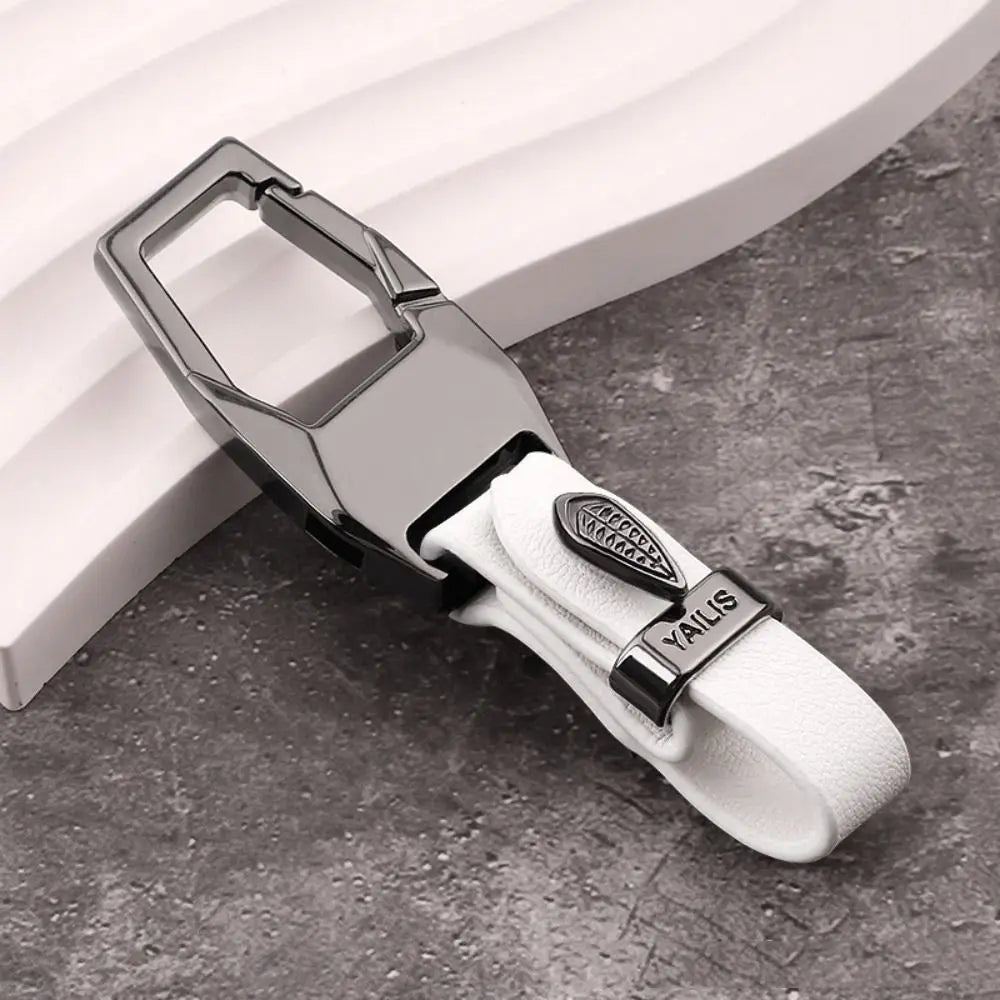 Leren sleutelhanger kleur wit, close-up van de karabijnhaak